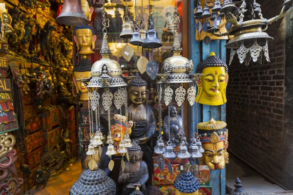 Máscaras, bonecas e lembranças em loja de rua na Praça Durbar em Ka — Fotografia de Stock