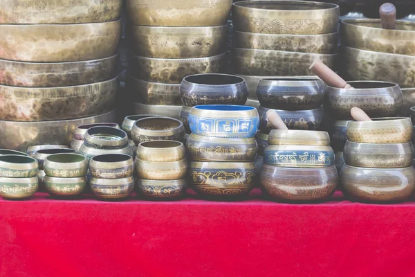 Várias taças de canto exibidas em um mercado em Kathmandu, Nepal — Fotografia de Stock