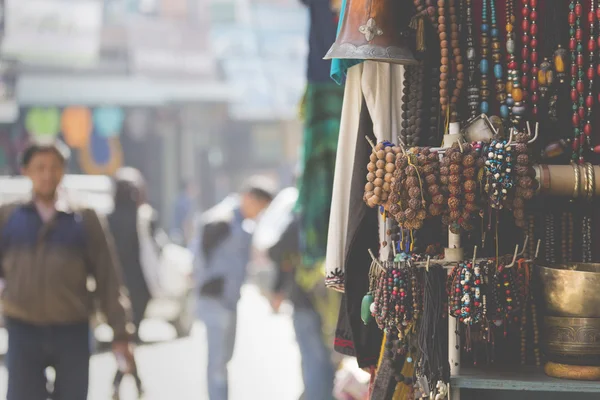 Masker, dockor och souvenirer i gatan butik på Durbar Square i Ka — Stockfoto