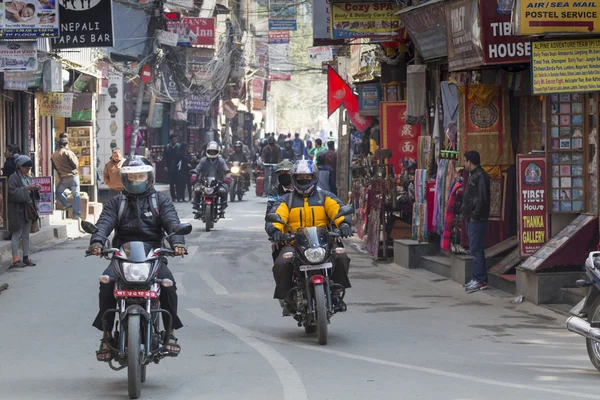 KATHMANDU, NEPAL - 10 DE FEBRERO DE 2015: Las calles de Katmandú , — Foto de Stock