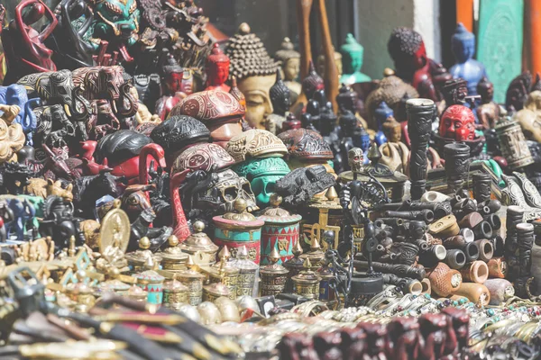 Máscaras, muñecos y recuerdos en la tienda de la calle en la plaza Durbar en Ka —  Fotos de Stock