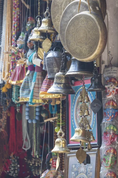 Máscaras, muñecos y recuerdos en la tienda de la calle en la plaza Durbar en Ka —  Fotos de Stock