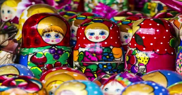 Coloridas muñecas rusas anidando matreshka en el mercado. Las muñecas Matrioshka Nesting son los recuerdos más populares de Rusia . — Vídeo de stock