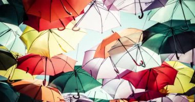 Arka plan renkli şemsiye sokak dekorasyonu.