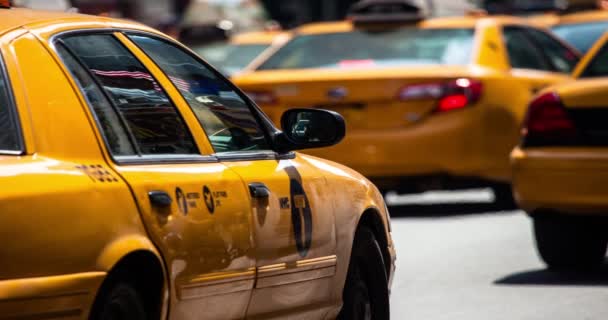 Velocidades de cabina amarillas a través de Times Square en Nueva York, NY, EE.UU. . — Vídeo de stock