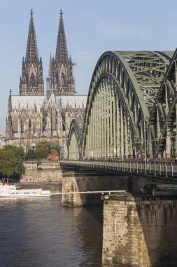 Katedral ve Hohenzollern köprü - Köln, Almanya