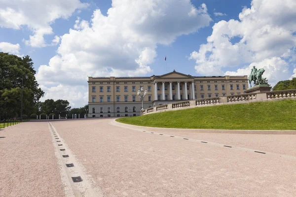 El Palacio Real fue construido en la primera mitad del siglo XIX — Foto de Stock