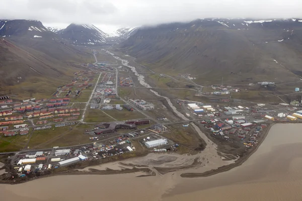 Vy över Longyearbyen från ovan, Svalbard, Norge — Stockfoto