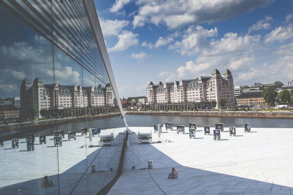 OSLO, NORUEGA - 09 DE JULIO: Vista a un lado del National Oslo Oper — Foto de Stock