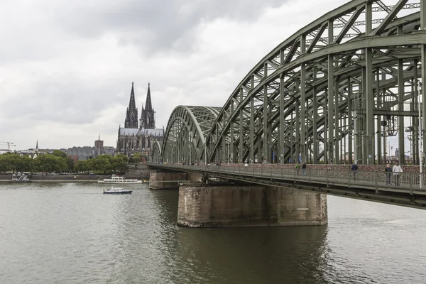 Catedral e Ponte Hohenzollern - Colônia, Alemanha — Fotografia de Stock