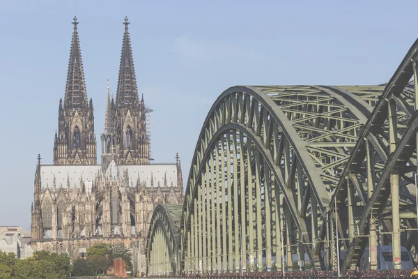 Katedral ve Hohenzollern köprü - Köln, Almanya — Stok fotoğraf