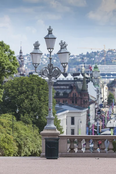 Lâmpada de rua no parque em frente ao Palácio Real em Oslo, Não — Fotografia de Stock