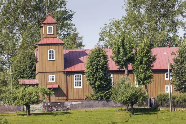 Houten kerk in de buurt van Suwalki, Polen. — Stockfoto