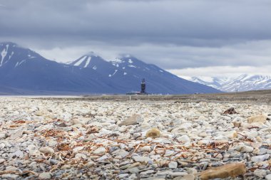Çorak dağ silsilesi w altında mavi Körfezi'nin güzel doğal görünümü