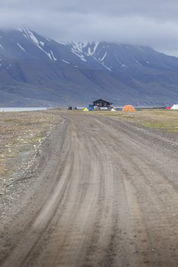 Çorak dağ silsilesi w altında mavi Körfezi'nin güzel doğal görünümü