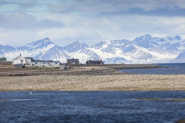Çorak dağ silsilesi w altında mavi Körfezi'nin güzel doğal görünümü