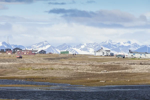 Vackra utsikten över blå viken under karg bergskedja w — Stockfoto