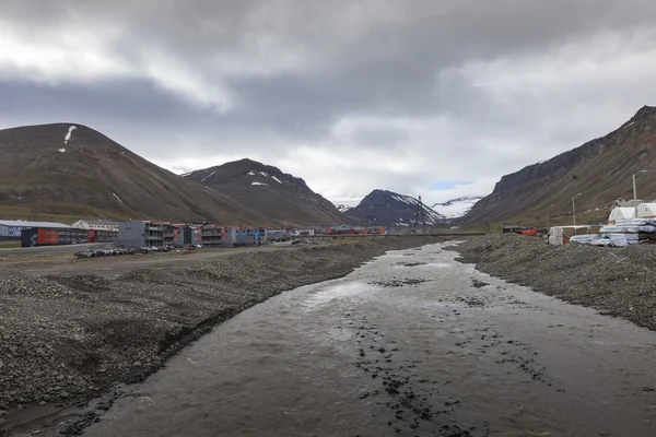 Vackra utsikten över blå viken under karg bergskedja w — Stockfoto