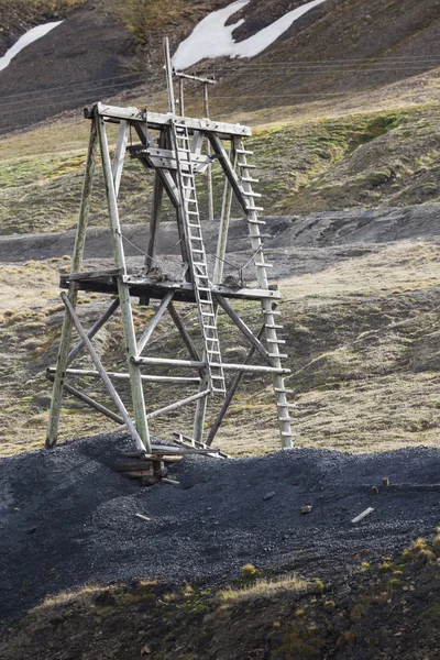 Заброшенная станция по транспортировке угольных шахт в Шпицбергене, N — стоковое фото