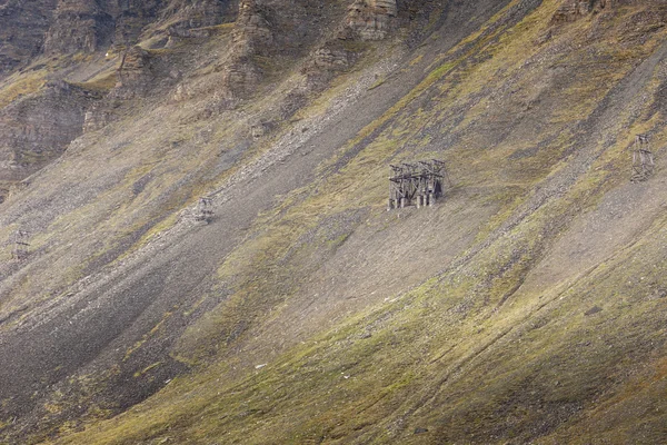 Estación de transporte de carbón de madera abandonada en Svalbard, N — Foto de Stock