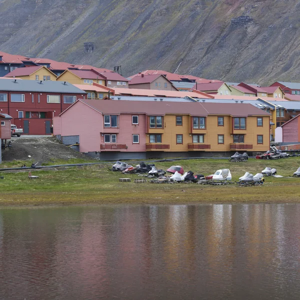Idilli festői kilátás, színes házak és a sarkvidéki zöld mező — Stock Fotó