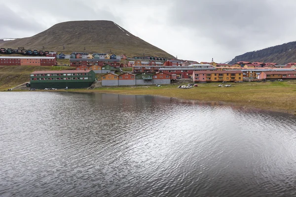 Vedere peste Longyearbyen, Svalbard, Norvegia — Fotografie, imagine de stoc