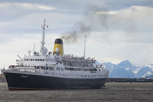 LONGYEARBYEN, SVALBARD, NORUEGA - 12 DE JULIO DE 2014: Turistas abordando —  Fotos de Stock