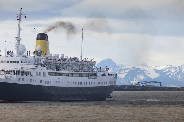 Longyearbyen, Svalbard, Norwegia - 12 lipca 2014 roku: Turystów na pokład — Zdjęcie stockowe