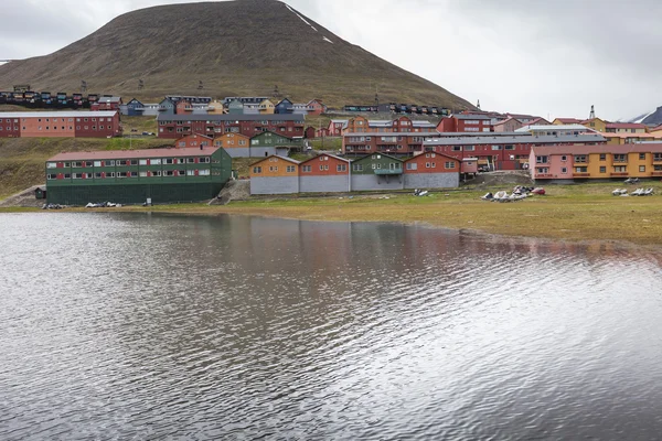 Gyönyörű festői kilátás nyílik longyearbyen (svalbard szigeten), Norvégia — Stock Fotó