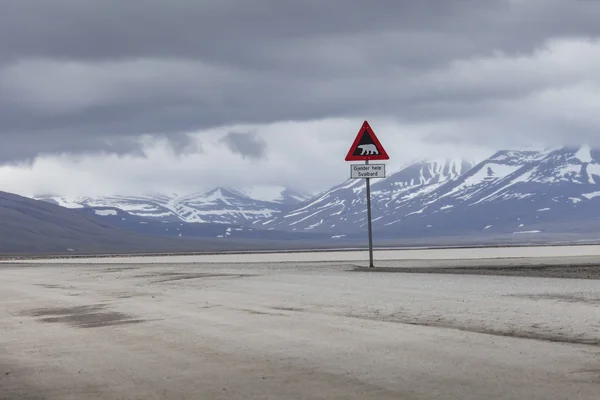 Uwaga znak niedźwiedzie polarne, spitsbergen, svalbard, Norwegia — Zdjęcie stockowe