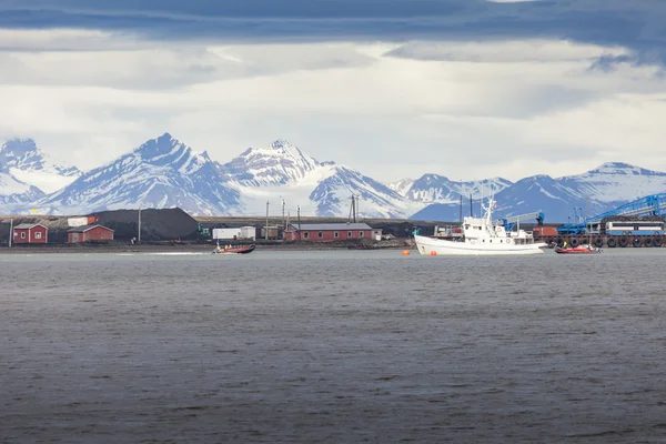 Belle vue panoramique de Longyearbyen (île de Svalbard), Norvège — Photo