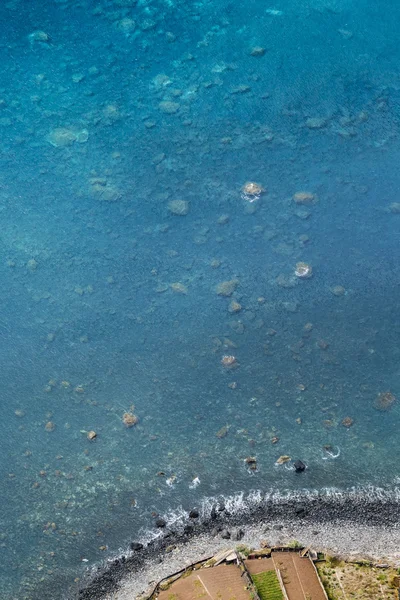 Geweldig uitzicht vanaf de hoogste klip van Cabo Girao op het strand, oce — Stockfoto