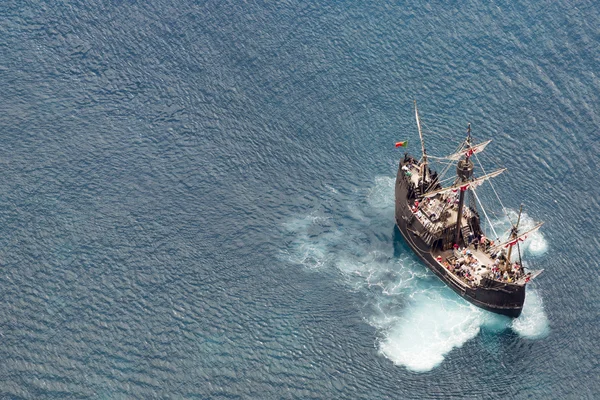 FUNCHAL, PORTUGAL - 25 JUIN : Les touristes font une croisière avec un représentant — Photo