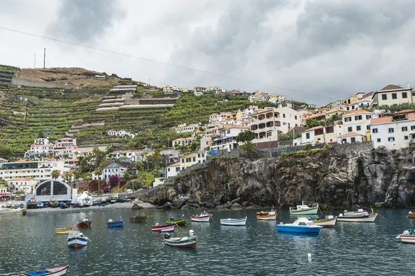 Camara de Lobos es una ciudad en la costa centro-sur de Madeira , — Foto de Stock