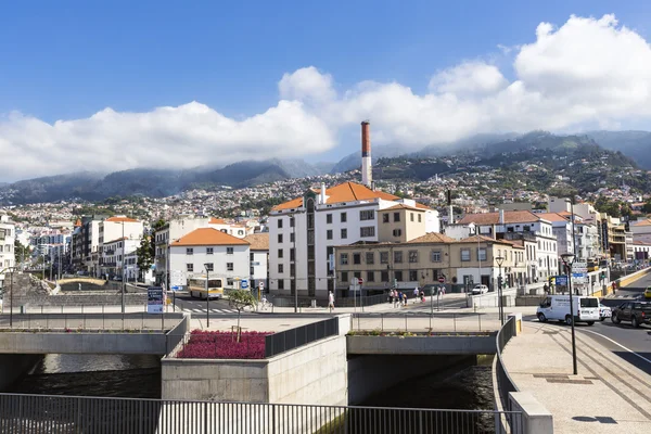 FUNCHAL, PORTUGAL - 25 DE JUNIO: Ciudad de Funchal a la hora de verano en Jun — Foto de Stock