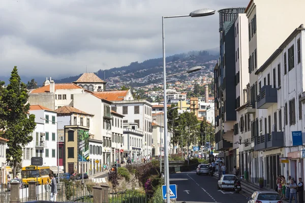 FUNCHAL, PORTUGAL - 25 DE JUNIO: Ciudad de Funchal a la hora de verano en Jun — Foto de Stock