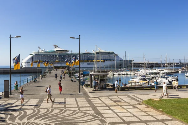 Funchal, portugal - 25. Juni: funchal city zur Sommerzeit am 25. Juni — Stockfoto