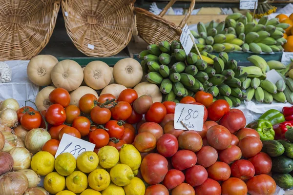 Fresh exotic fruits in Mercado Dos Lavradores.Madeira Island, Po — Stock Photo, Image