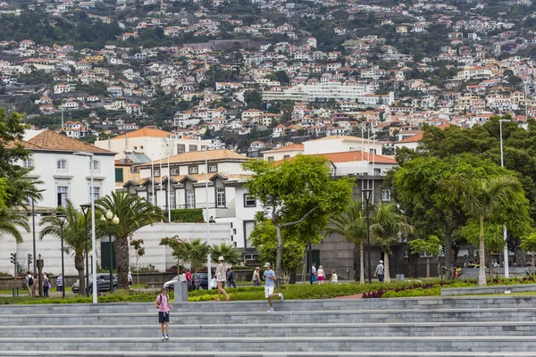 FUNCHAL, PORTUGAL - 25 DE JUNIO: Ciudad de Funchal a la hora de verano en Jun — Foto de Stock