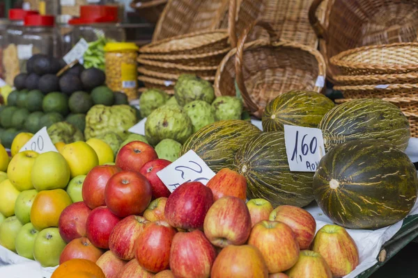 Świeże owoce egzotyczne wyspie Mercado Dos Lavradores.Madeira, Po — Zdjęcie stockowe