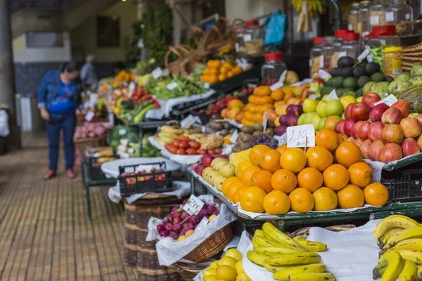 Funchal, Portugalsko - 25. června: Čerstvé exotické ovoce v Mercado Dos — Stock fotografie