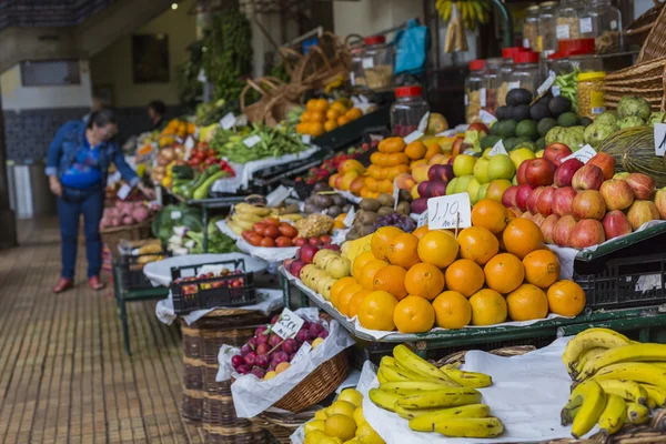 FUNCHAL, PORTUGAL - JUNHO 25: Frutas exóticas frescas no Mercado Dos — Fotografia de Stock