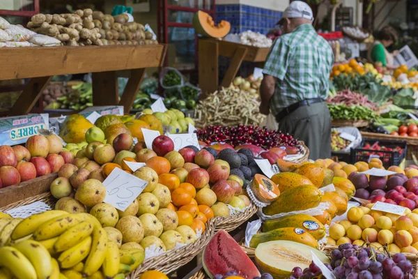 FUNCHAL, PORTUGALI - kesäkuu 25: Tuoreet eksoottiset hedelmät Mercado Dosissa — kuvapankkivalokuva