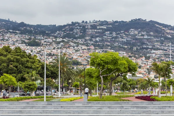 FUNCHAL, PORTUGAL - 25 DE JUNIO: Ciudad de Funchal a la hora de verano en Jun — Foto de Stock