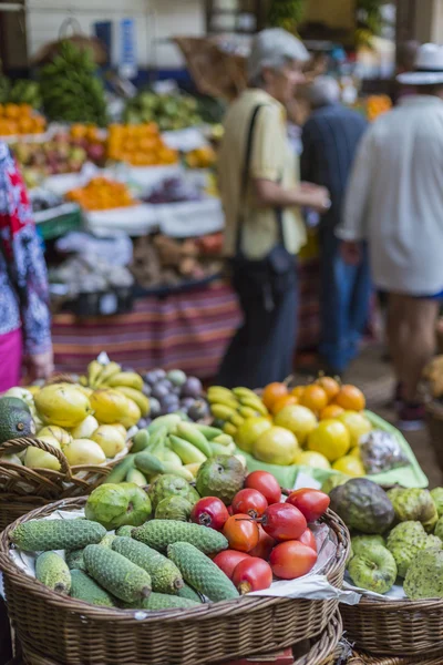 FUNCHAL, PORTUGALI - kesäkuu 25: Tuoreet eksoottiset hedelmät Mercado Dosissa — kuvapankkivalokuva