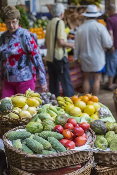 Funchal, Portekiz - 25 Haziran: Egzotik meyve Mercado DOS — Stok fotoğraf