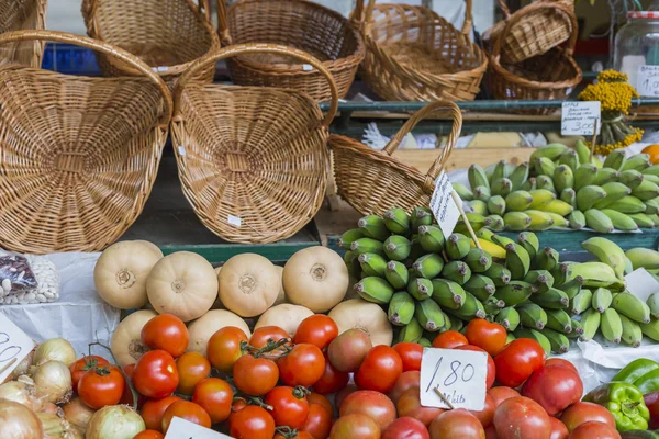 Frutas exóticas frescas en Mercado Dos Lavradores.Isla de Madeira, Po —  Fotos de Stock