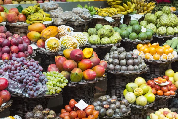 Świeże owoce egzotyczne wyspie Mercado Dos Lavradores.Madeira, Po — Zdjęcie stockowe