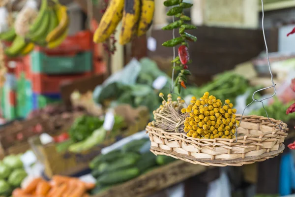 Frutas exóticas frescas en Mercado Dos Lavradores.Isla de Madeira, Po —  Fotos de Stock