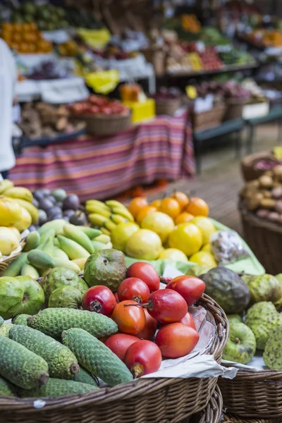 Frutas exóticas frescas en Mercado Dos Lavradores.Isla de Madeira, Po —  Fotos de Stock